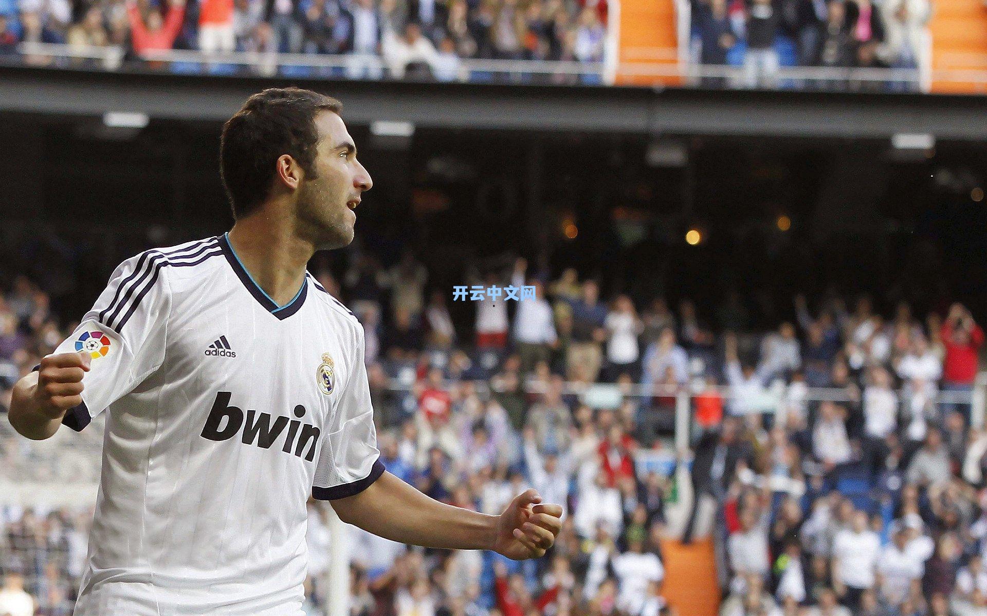 桑托斯化身中场铁闸！16次防守闪耀全场，两度造黄牌奠定胜局